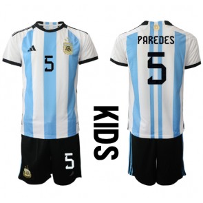 Argentina Leandro Paredes #5 Replika Babytøj Hjemmebanesæt Børn VM 2022 Kortærmet (+ Korte bukser)